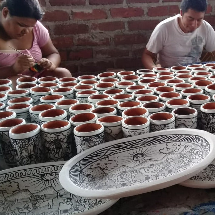 Imagen del taller donde pintan las bateas de madera